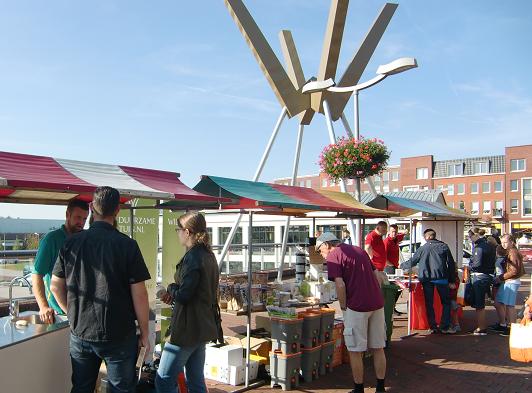 marktbezoekers 1
